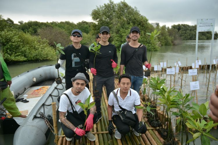 WOLFTANK saat melakukan penanaman mangrove di Taman Wisata Angke, Jakarta, pada Kamis, (14/11/ 2019).