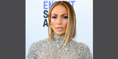 Jennifer Lopez saat tampil dengan gaya rambut midi bob.