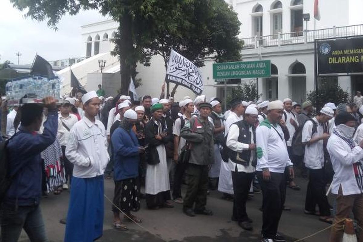 Massa Front Pembela Islam (FPI) saat di Masjid Al Azhar, Kebayoran Baru, Jakarta Selatan, Rabu (1/2/2017).