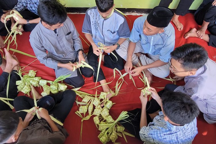 Siswa dan santri SMP Muhammadiyah Boarding School Jeruklegi, Cilacap, Jawa Tengah, belajar membuat ketupat, Minggu (30/4/2023).