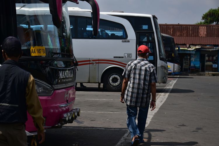 Suasana Terminal Cicaheum Bandung terlihat sepi penumpang saat pandemi covid-19.