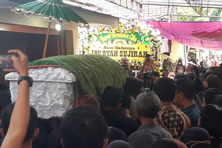 Peti jenazah Sipon, istri aktivis hak asasi manusia (HAM) dan penyair Wiji Thukul diberangkat ke pemakaman umum Astana Purwoloyo Pucangsawit, Kecamatan Jebres, Solo, Jawa Tengah, pada Jumat (6/1/2023).