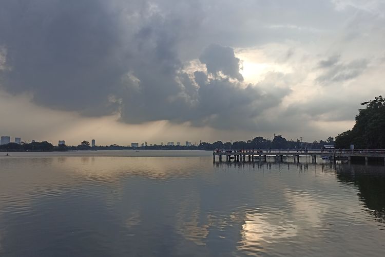 Pemandangan sore hari di Situ Cipondoh, Kota Tangerang, Banten.