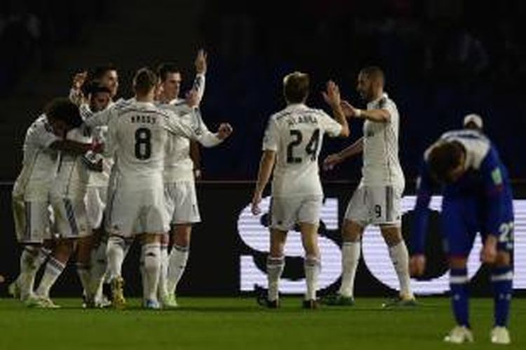 Para pemain Real Madrid saat merayakan gol Gareth Bale ke gawang Cruz Azul pada semifinal Piala Dunia Antarklub 2014 di Stade de Marrakech, Selasa (17/12/2014). 