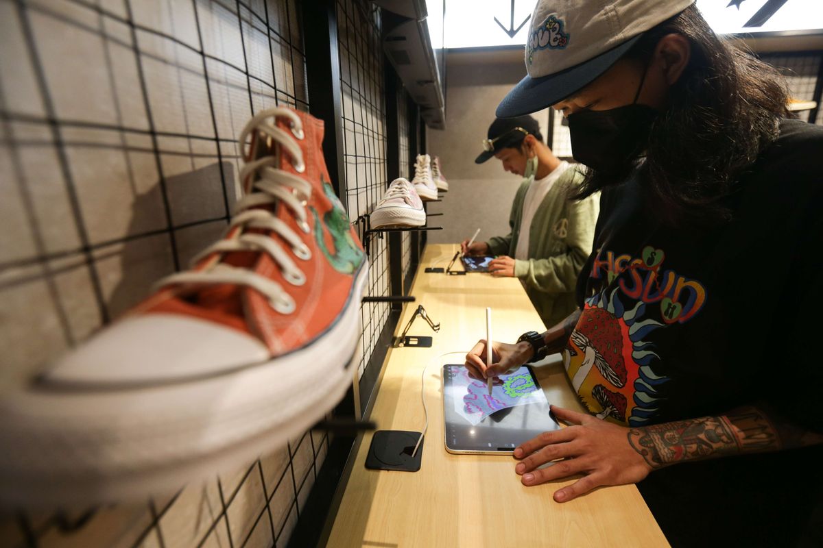 Pengunjung membuat desain gambar sepatu sendiri di gerai converse saat Jakarta Sneaker Day (JSD) 2022 pada pembukaan hari pertama di Senayan City, Jakarta, Kamis (24/3/2022). JSD akan berlangung hingga 27 Maret mendatang.