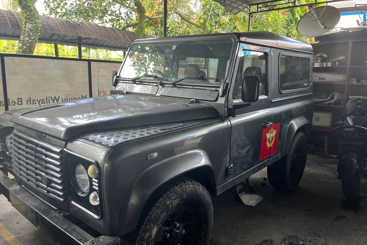 Sebuah mobil Land Rover Defender hendak diselundupkan melalui jalur tikus perbatasan Indonesia-Malaysia di Kecamatan Badau, Kabupaten Kapuas Hulu, Kalimantan Barat (Kalbar). 