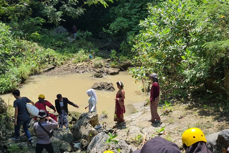 Pernikahan di dalam Gua Ngingrong, Wonosari, Gunungkidul Selasa (29/3/2022)