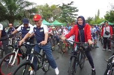 Di bawah Hujan, Peserta Sepeda Nusantara Tetap Antusias