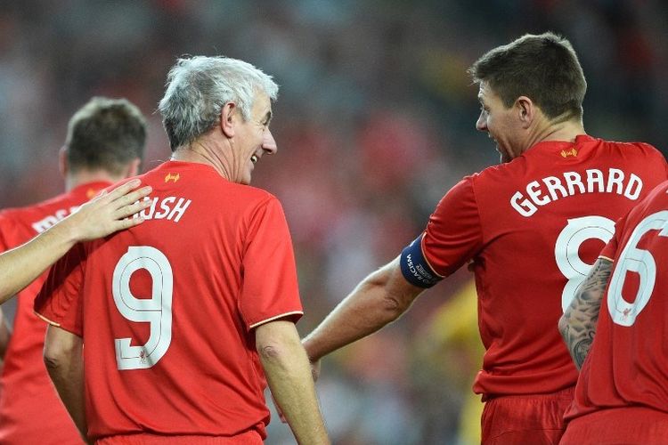 Mantan bintang sepak bola Liverpool Ian Rush dan Steven Gerrard (kanan) merayakan gol melawan Legenda Australia dalam pertandingan sepak bola eksibisi di Stadion ANZ di Sydney pada 7 Januari 2016.