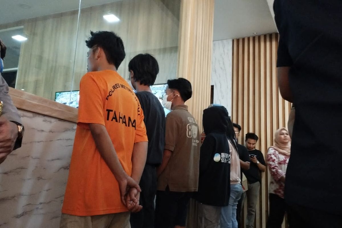 Pelaku pengeroyokan pemuda berinisial DRS (15) di RPTRA Sunter Muara saat dihadirkan dalam jumpa pers di Polres Metro Jakarta Utara pada Jumat (11/8/2023).