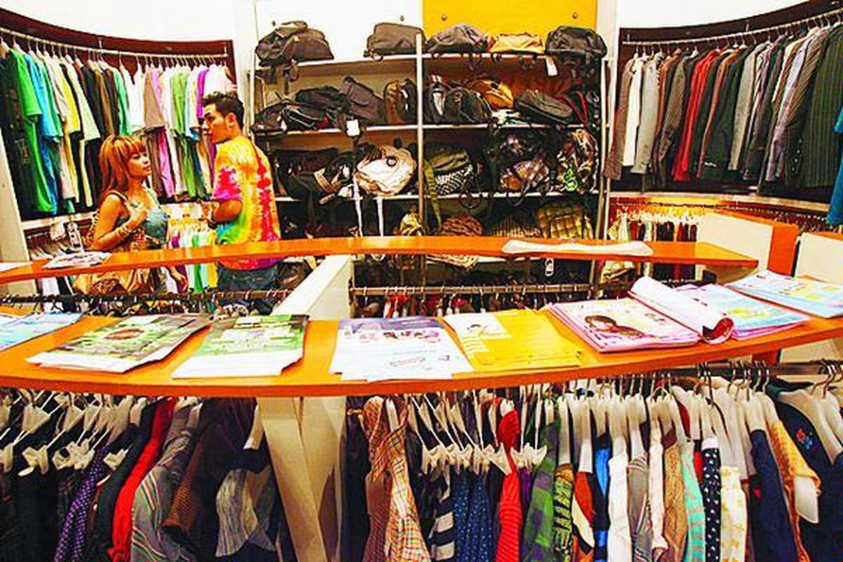 Pengunjung melihat baju yang dijual di sebuah distro di kawasan Tebet, Jakarta, Jumat (24/10). Bisnis yang berbasis industri kreatif, yang mengandalkan pasar domestik ini, adalah salah satu yang bisa bertahan di tengah terpaan krisis keuangan global.  