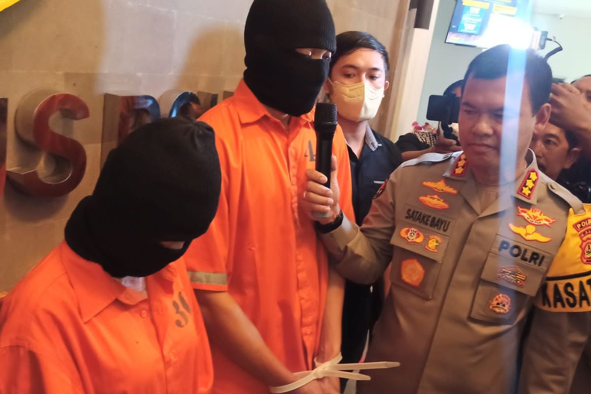 Tersangka IMMDI dan DNL saat diberi kesempatan menyampaikan permintaan maaf di Gedung Ditreskrimsus Polda Bali, Jalan Kamboja, Denpasar, pada Kamis (22/9/2022).  KOMPAS.COM/Yohanes Valdi Seriang Ginta