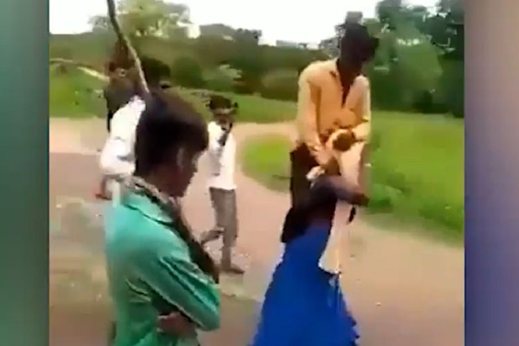 Potongan video yang viral di India memperlihatkan seorang perempuan menggendong suaminya di pundak. Perempuan itu melakukannya sebagai bentuk hukuman setelah dia dituding berselingkih.