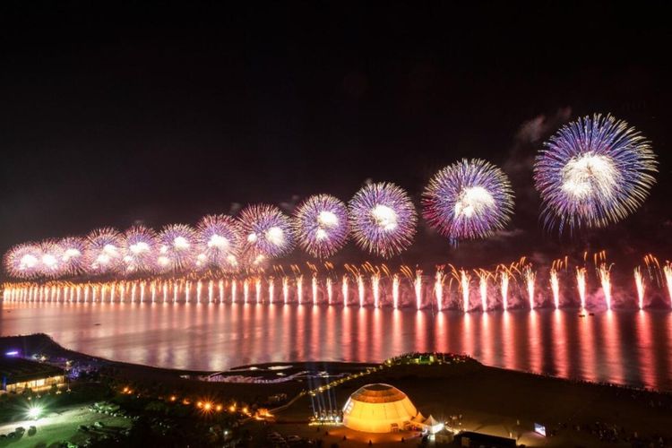 Pertunjukkan kembang api di Ras al-Khaimah, Uni Emirates Arab (UEA), yang diselenggarakan 1 Januari 2023 di sepanjang jalan pantai sejauh 4 kilometer