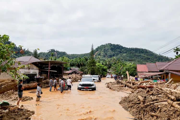 Mobil Gubenur Sumatera Utara (Sumut) Bobby Nasution saat menembus akses jalan yang terdampak banjir di Kecamatan Tukka, Kabupaten Tapanuli Tengah, Selasa (2/12/2025). 