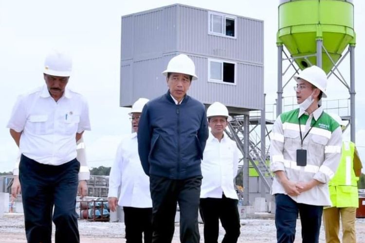 Presiden Joko Widodo meninjau Kawasan Kalimantan Industrial Park Indonesia (KIPI) di Kabupaten Bulungan Kaltara, Selasa (28/2/2023).