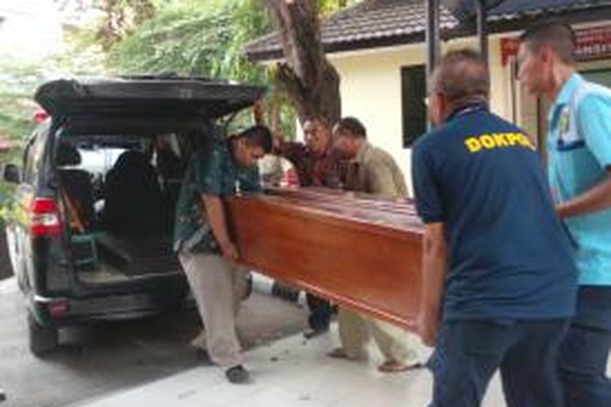 Petugas kamar jenazah RS Polri membawa peti jenazah korban pembunuhan di Cakung. Jumat (9/10/2015)