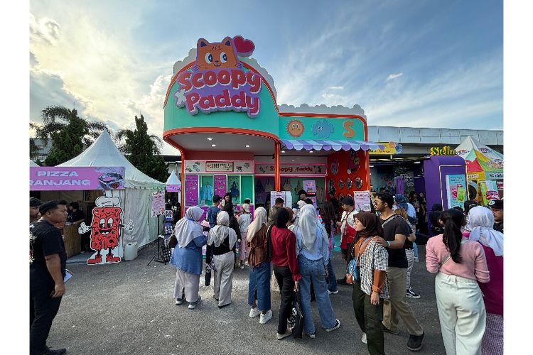 Kemeriahan pengunjung stan AHM di Social Chic 2025 