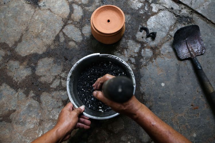 Tukidjo menghaluskan abu jasad hewan yang dikremasi di Pondok Pengayom Satwa, Jakarta Selatan, Selasa (2/4/2019). Selain krematorium di tempat ini terdapat sekitar 700 makam hewan peliharaan serta shelter hewan.