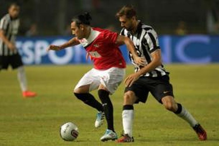 Pemain Juventus, Llorente Torres berebut bola dengan pemain ISL Stars, Gustavo Lopez di Stadion Utama Gelora Bung Karno, Jakarta, Rabu (6/8/2014). Juventus unggul dengan skor 8-1.