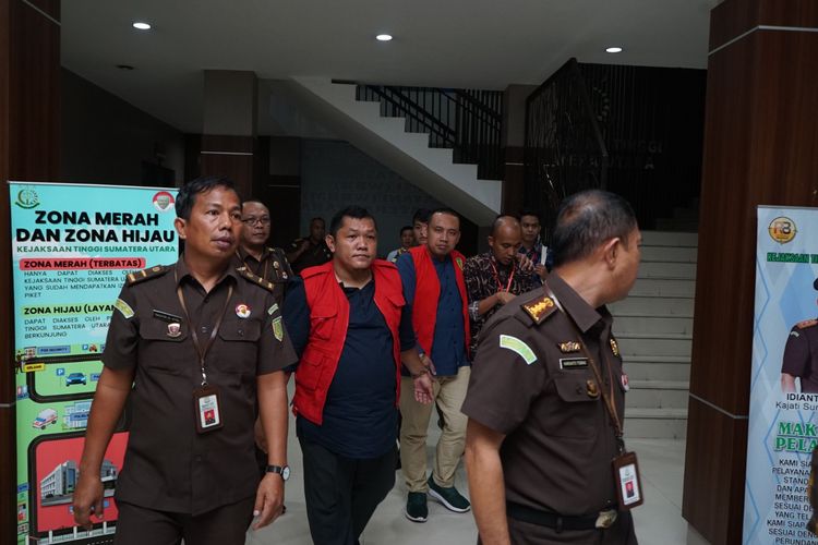 Kejati Sumut saat proses penahanan eks Wakil Rektor II, UNIVA Labuhan Batu, Miftah Ar Razy (rompi merah 2 dari kiri), Senin (18/9/2023). 