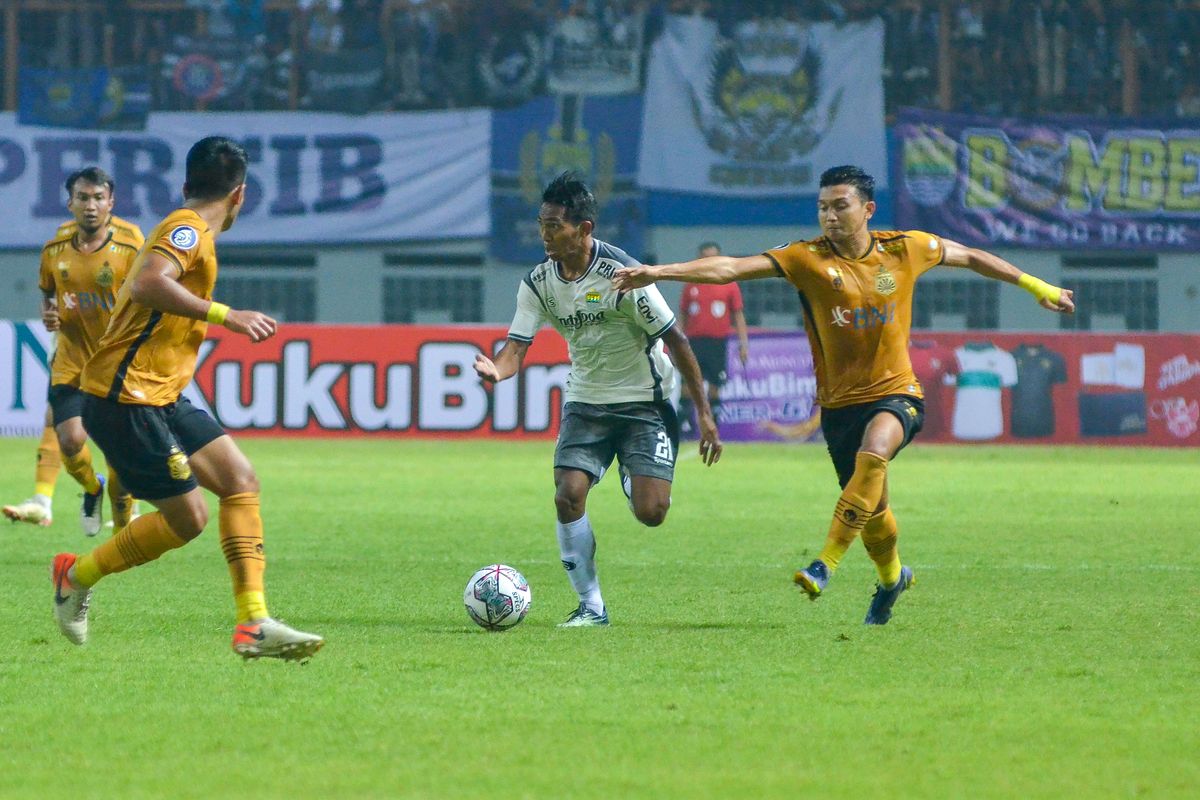 Frets Butuan (putih), berusaha dihentikan Dendi Sulistyawan (kuning) di pertandingan Bhayangkara FC vs Persib Bandung, Minggu (24/7/2022) di Stadion Wibawa Mukti, Cikarang, Bekasi.