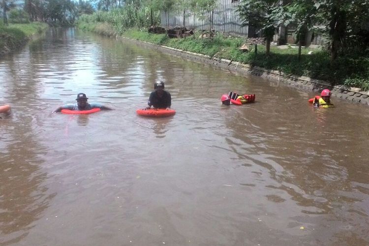 Sejumlah petugas BPBD Kabupaten Malang saat menyisir sungai tempat balita diduga tercebur, Jumat (3/3/2017)