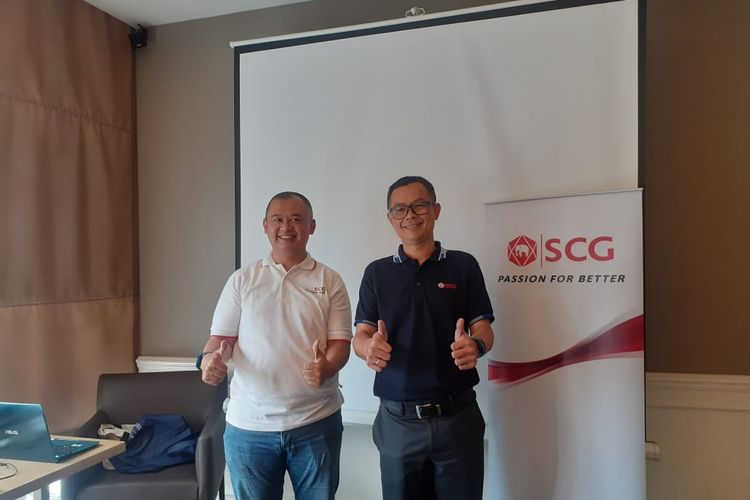 Presiden Direktur PT SCG Indonesia, Chakkapong Yingwattanathaworn dan Government Liaison and Community Relation Manager, Indra Leksono