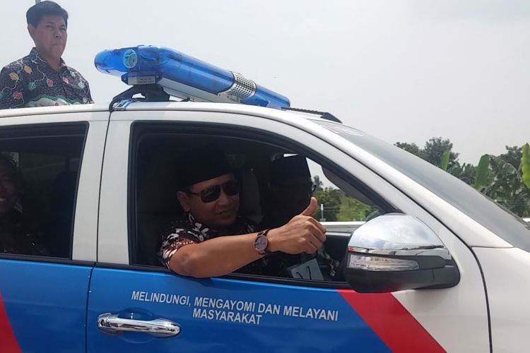 Bupati Pasuruan Irsyad Yusuf membawa mobil polisi saat uji coba tol Bangil - Rembang, Jumat (31/3/2017).
