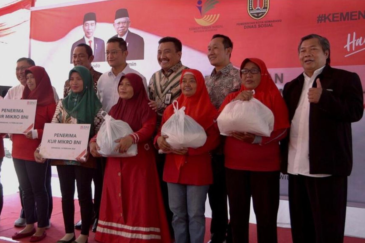 Penyaluran bantuan sembako, di E-Warong Kube Mandiri, Kecamatan Semarang Barat.