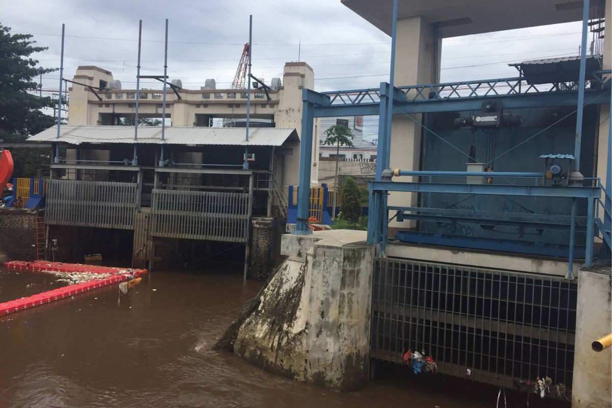 Lima pintu di Pintu Air Manggarai di buka untuk mengantisipasi besarnya air kiriman yang datang dari Bendung Katulampa dan Depok, Rabu (13/12/2017).