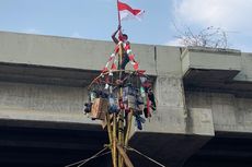 Momen Peserta Sampai Puncak Panjat Pinang Emas Setelah Sekitar Satu Jam Dilombakan