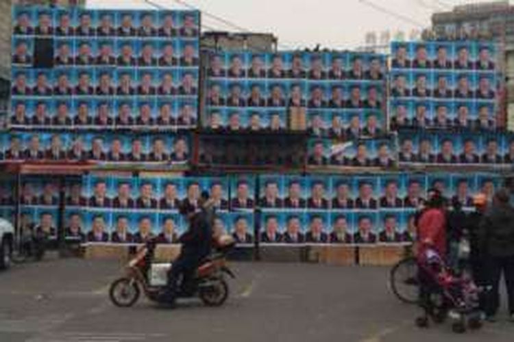 Hanya dengan ditempeli ratusan poster Presiden Xi Jinping, sebuah gedung di kota Shanghai, China ini tak jadi dirubuhkan.