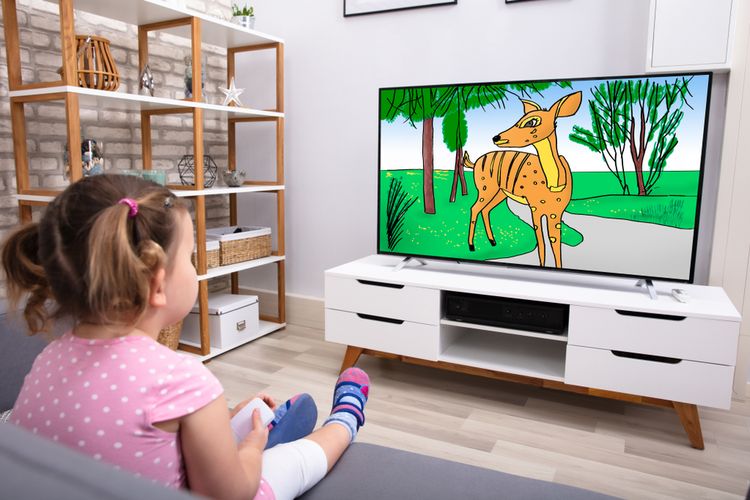 Ilustrasi anak menonton TV. Alasan anak harus menonton film sesuai rating usia 
