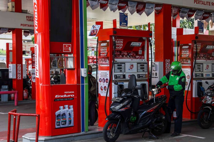 Warga saat mengisi bahan bakar di SPBU MT Haryono, Jakarta, Senin (28/3/2022).