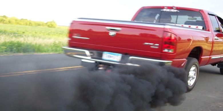 Ilustrasi kepulan asap hitam mobil diesel