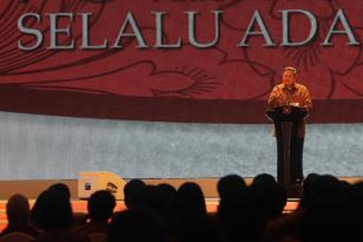 Presiden Susilo Bambang Yudhoyono memberikan sambutan dalam acara peluncuran bukunya yang berjudul 'SBY Selalu Ada Pilihan' di Jakarta Convention Center, Jumat (17/1/2014). Buku yang ditulis langsung oleh SBY tersebut mengisahkan tentang 8 tahun kepemimpinannya sebagai Presiden RI. (TRIBUNNEWS/DANY PERMANA) 