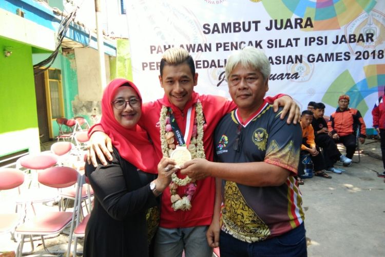 Pesilat Hanifan YK saat berfoto bersama Dewi Yulianti (Ibu) dan Dani Wisnu (ayah) di Gor Padjadjaran, Bandung, senin (3/9/2018).