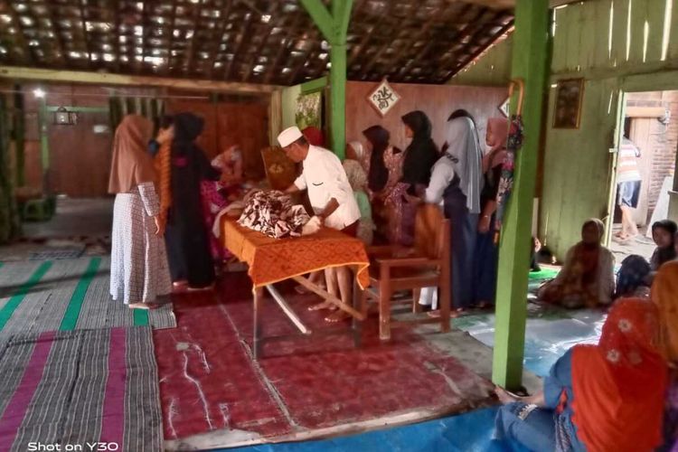 Jenazah AD, bocah berusia 12 tahun disalati di rumah duka Desa Sugihmanik, Kecamatan Tanggungharjo, Kabupaten Grobogan, Jawa Tengah, Senin (25/1/2021). 