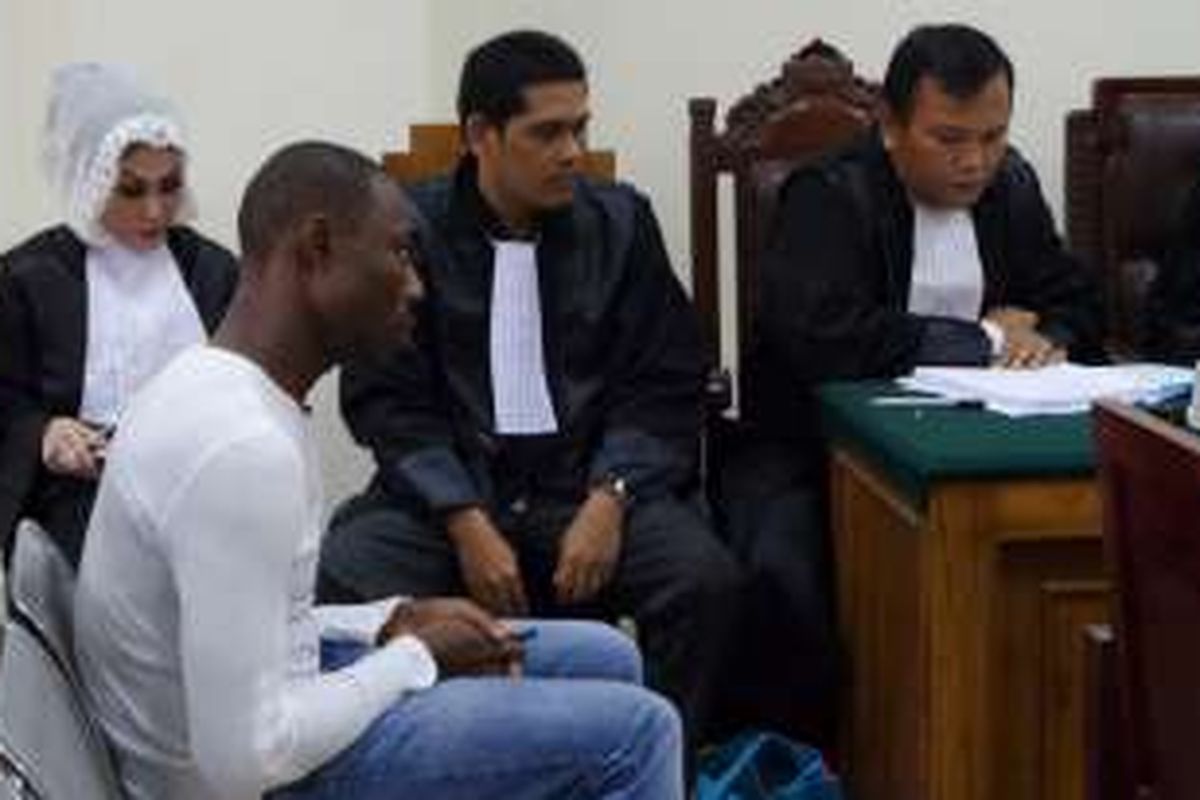 Michael Titus Igweh (mengenakan kaus putih), menunggu sidang dengan agenda pengajuan Peninjauan Kembali (PK) di Pengadilan Negeri Tangerang, Selasa (31/5/2016) siang. Titus didakwa hukuman mati atas kepemilikan narkotika jenis heroin sebanyak lima kilogram lebih pada tahun 2002. 