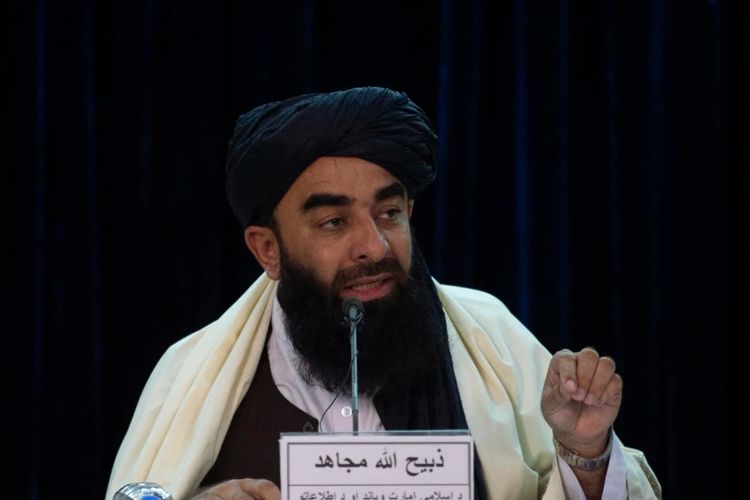 Juru bicara Taliban Zabihullah Mujahid dalam sebuah konferensi pers, 27 FebruarI 2022.
