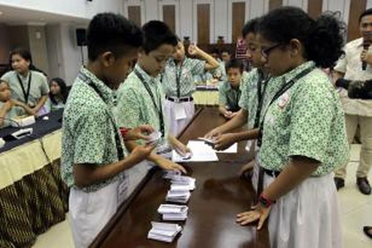 Siswa SD 01 Menteng melakukan simulasi pemungutan dan penghitungan suara pemilihan umum (pemilu), di kantor KPU, Jakarta Selatan, Jumat (11/9/2015).