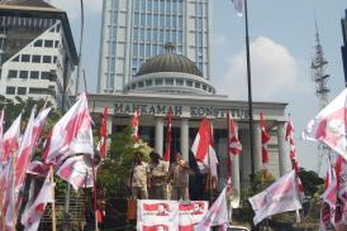Massa Prabowo-Hatta saat berunjuk rasa di depan Gedung Mahkamah Konstitusi, Kamis (14/8/2014)