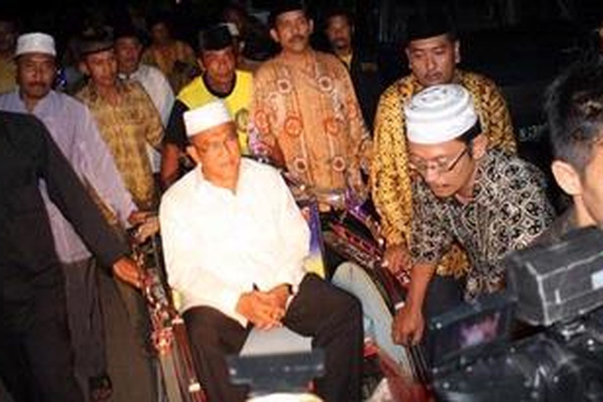 Ical menaiki becak saat mendatangi lokasi digelarnya haul akbar KH Damanhuri Romli (alm) di Ponpes Zainul Hasan Genggong.