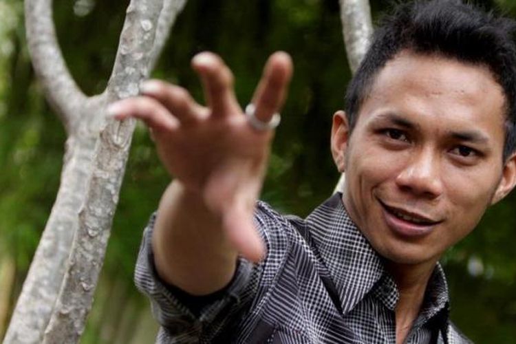 Penyanyi Norman Kamaru berpose saat ditemui di kawasan Duren Tiga, Jakarta, Rabu (14/12/2011). Norman populer setelah banyak pemirsa melihat aksinya berjoget dan bernyanyi lipsync lagu Chaiyya Chaiyya di Youtube