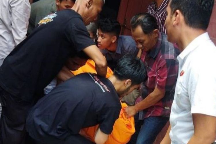 Petugas gabungan evakuasi jenazah mahasiswa asal Jepara yang meninggal di kamar kos daerah Tembalang, Kota Semarang, Jawa Tengah.
