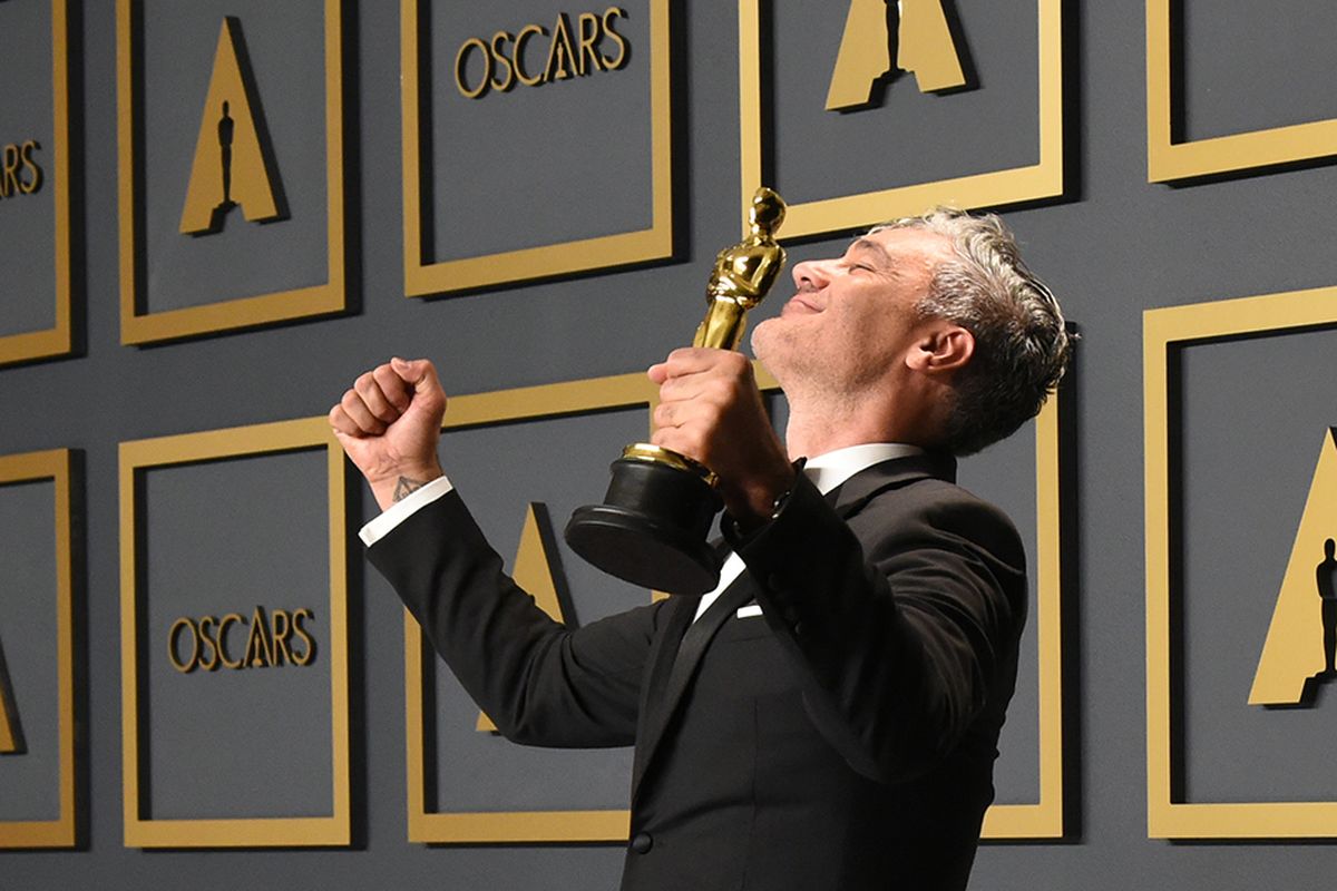 Aktor dan sutradara asal New Zealand Taika Waititi berpose dengan pialanya usai memenangi penghargaan Best Adapted Screenplay untuk Jojo Rabbit pada Academy Awards ke-92 atau Oscar 2020, di Dolby Theatre, Hollywood, California, Minggu (9/2/2020). Tahun ini, film Parasite berhasil memborong empat piala pada ajang bergengsi yang memberikan penghargaan bagi insan film dengan pencapaian tertinggi itu.