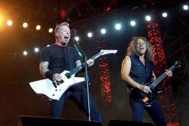 Vokalis sekaligus gitaris Metallica, James Hetfield (kiri), bersama sang gitaris Kirk Hammett, menghentak Jakarta dalam konsernya di Stadion Utama Gelora Bung Karno, Senayan, Jakarta Pusat, Minggu (25/8/2013) malam.
