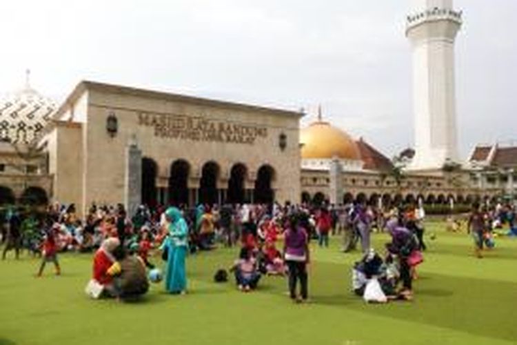 Ratusan warga saat duduk dan menikmati suasana Taman Alun-alun Kota Bandung, Senin (28/12/2015). Di tengah keindahannga, faktor kebersihan taman menjadi ancaman kesehatan bagi warga.