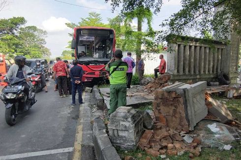 Gapura Era Pakubuwono X Ditabrak Bus BST, Manajemen Siap Tanggung Jawab